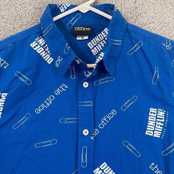 The Office‎ Dunder Mifflin Men’s Small Blue Graphic Button Up Short Sleeve Shirt - Picture 2 of 11